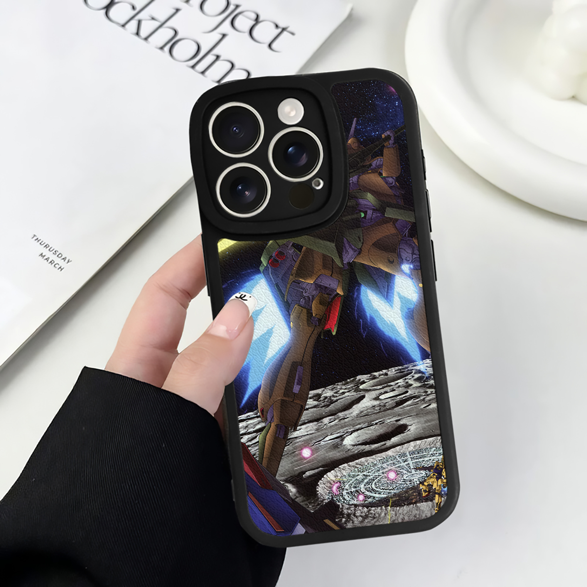 （画像用） 機動戦士ガンダム Mobile Suit Gundam 【iPhone 16シリーズ対応】シリコンスマホケース（レザー調） 材質：シリコン